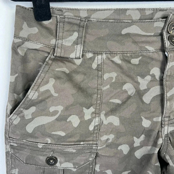 Market & Spruce Women's Camellia Cargo Shorts Olive Green Camo 5" Inseam  Size 8 - Picture 4 of 10